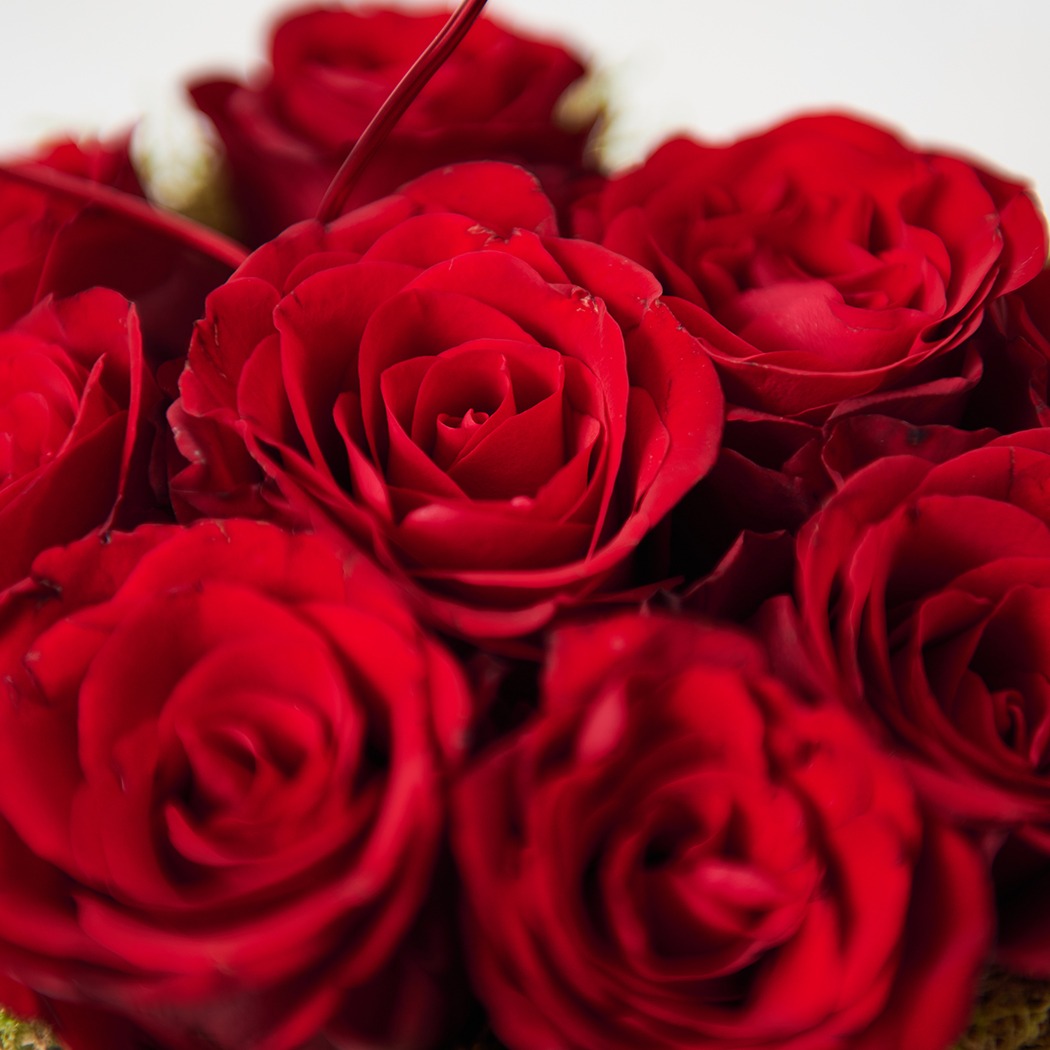 Aranjament Floral Moon Hart din Trandafiri Rosii - imagine 4