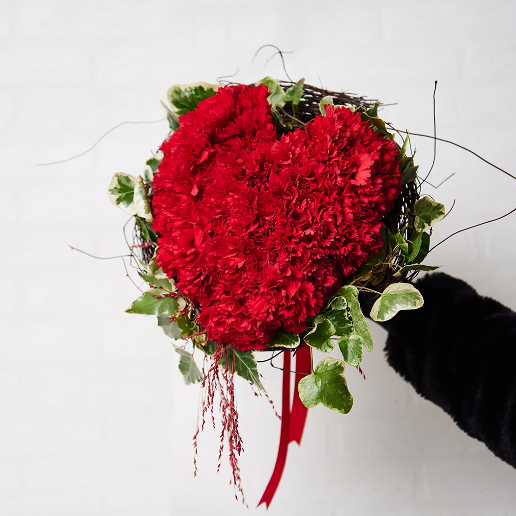 Buchet în Forma de Inimă din Garoafe Catifelate Rosii "Be My Valentine" - imagine 3