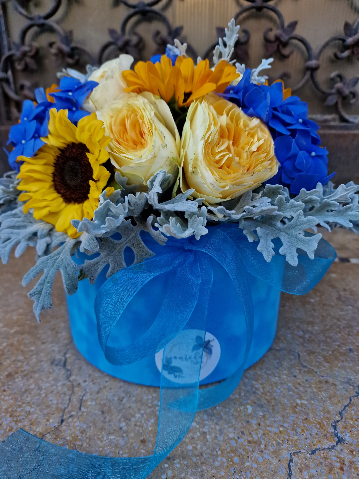 Aranjament în Cutie Albastră de Catifea Blue Floral Fancy