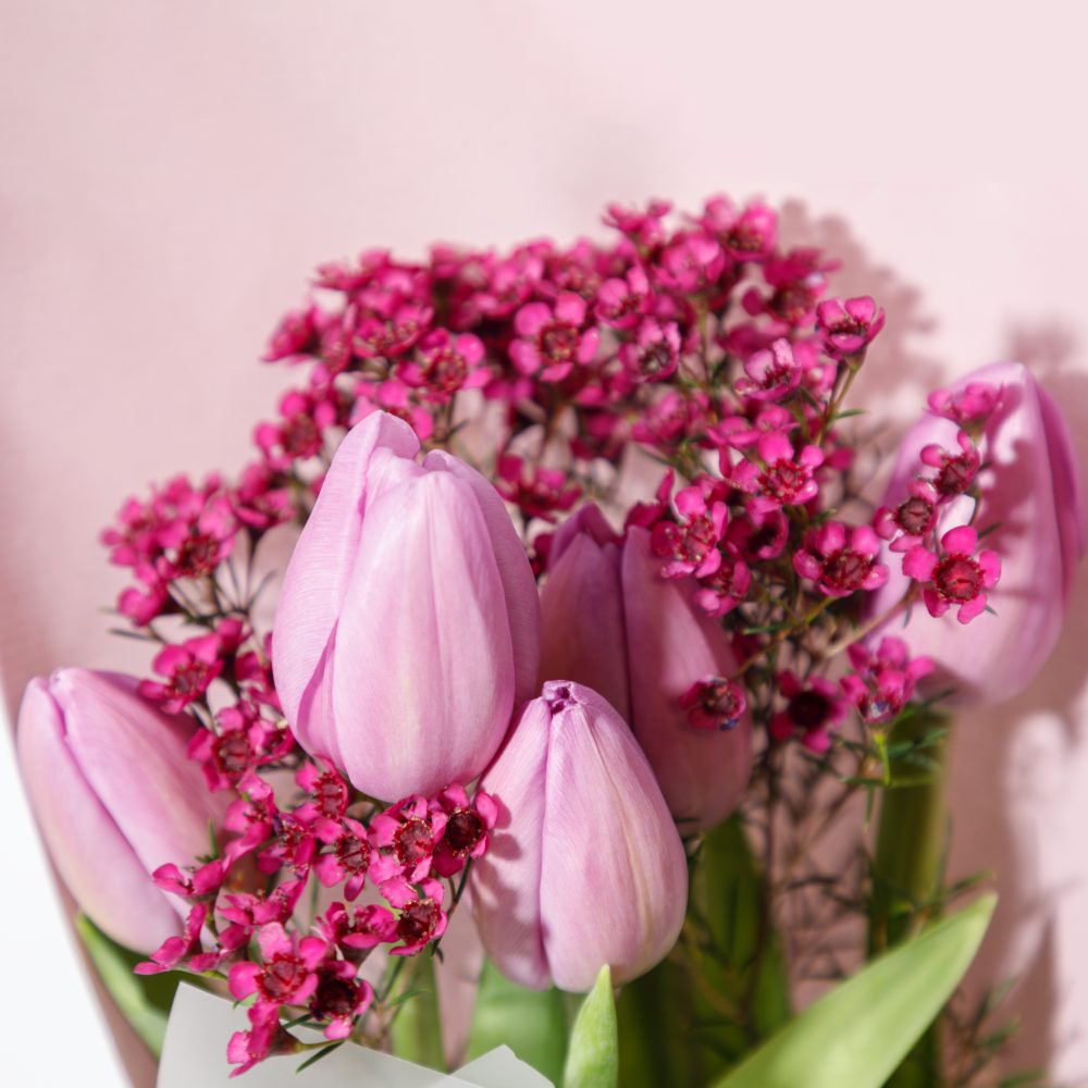 Buchet Minimalist cu 5 Lalele Roz și Wax Flower (Floarea de Ceară) - imagine 2