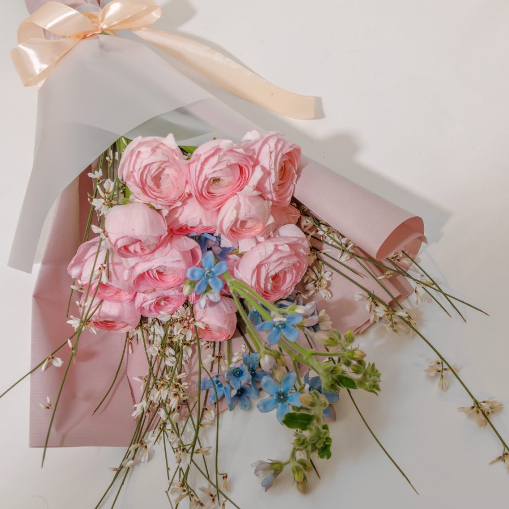 Buchet Romantic cu 15 Ranunculus Roz, Oxypetalum și Genista Parfumată - imagine 2